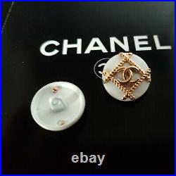 10 STAMPED CHANEL STEEL BUTTONS WHITE AND GOLD CC LOGO 17.7 mm 0.70 lot of 10